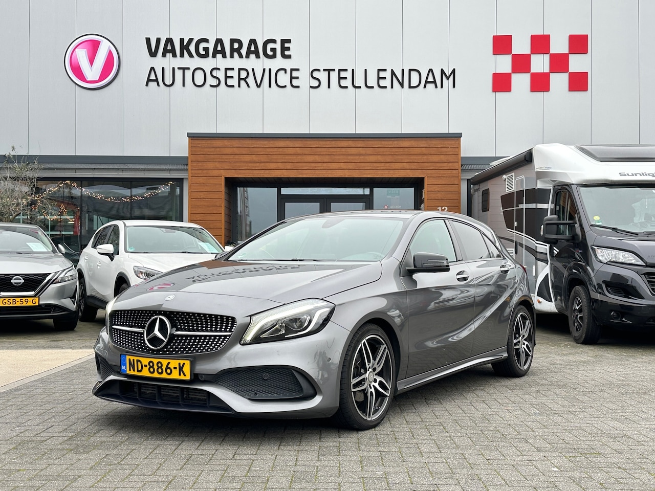 Mercedes-Benz A-klasse - 180 Ambition|AMG|NAP|Carplay|Camera|Afn Trehaak|18" LM|Sportstoelen|Pdc V+A. - AutoWereld.nl