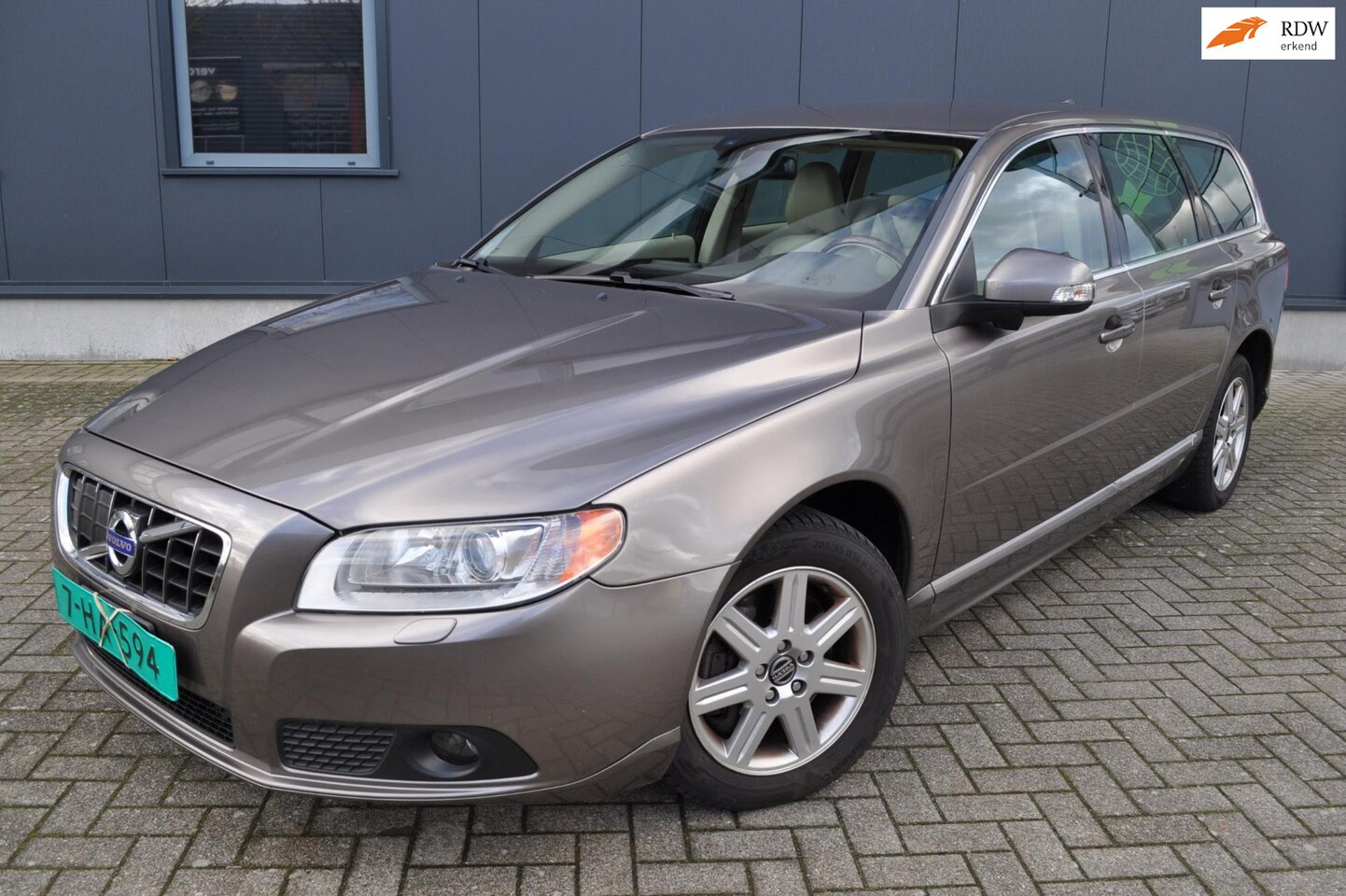 Volvo V70 - 2.0 T FOUR-C, Summum, BTW auto! Full option, Blis, Adap cruise, Lane control, etc - AutoWereld.nl