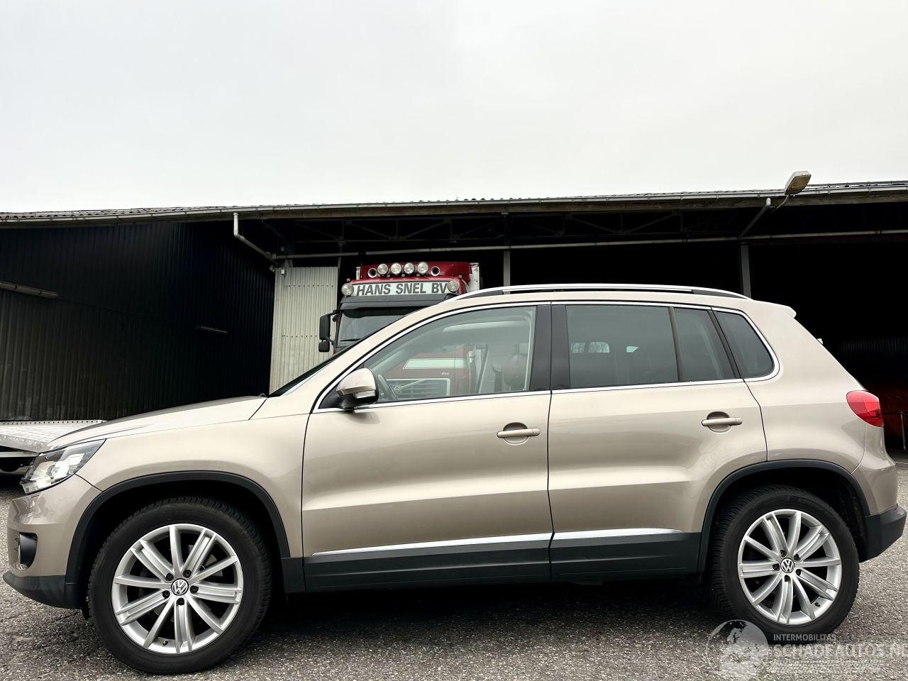 Volkswagen Tiguan - 2.0 TSI dsg aut 179pk 4motion sport&style - pano - xenon - led - bruin leer - camera - sto - AutoWereld.nl