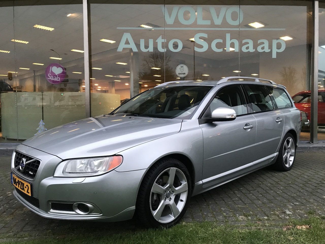 Volvo V70 - 2.0T R-Edition Automaat | Rijklaar incl garantie | Achterspoiler Parkeersensoren Afneembar - AutoWereld.nl