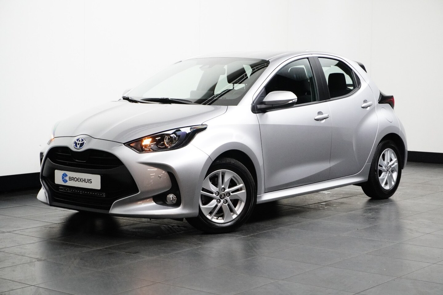 Toyota Yaris - 1.5 Hybrid Active | Stoelverwarming | Camera | Carplay | Cruise control adaptief | - AutoWereld.nl