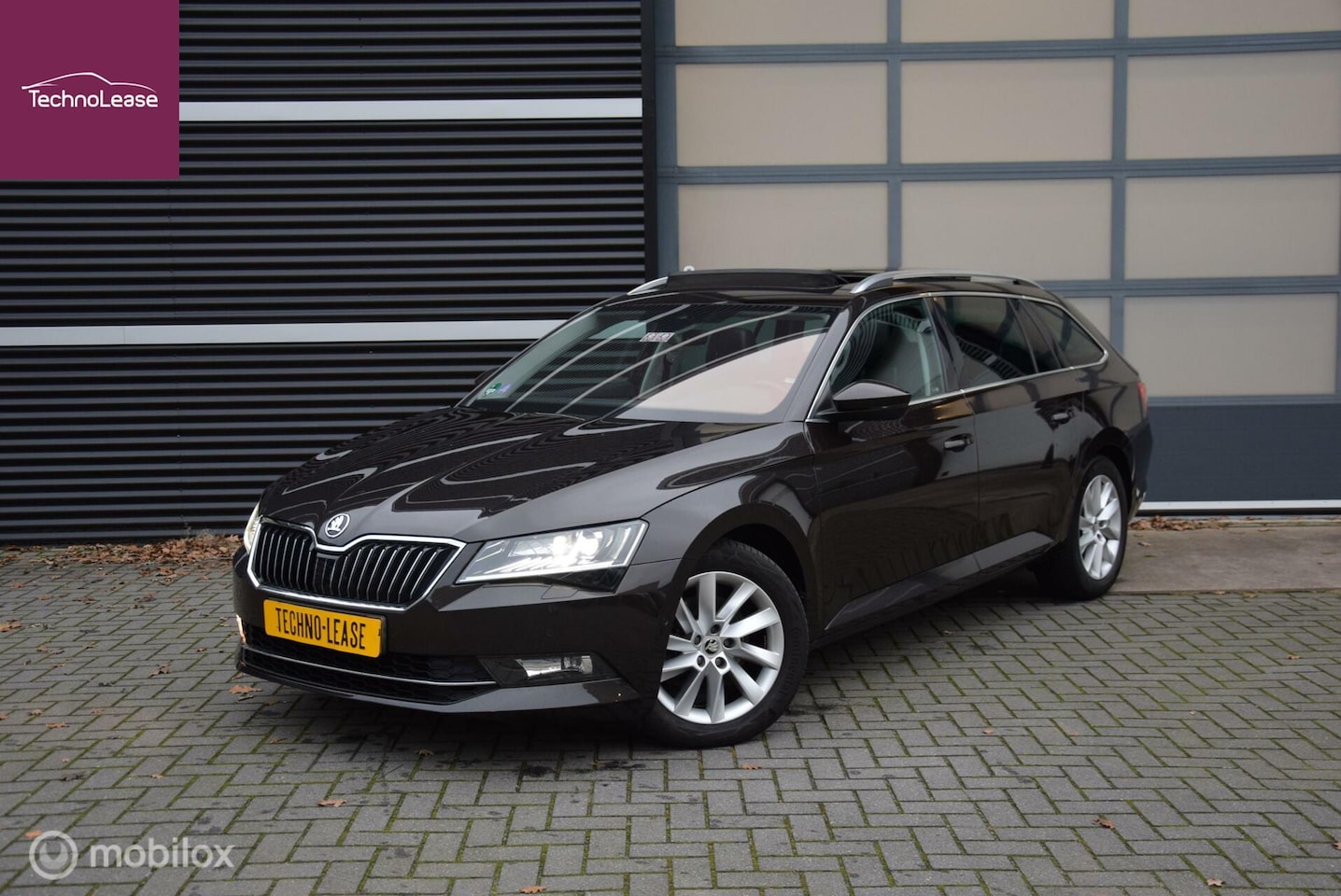 Skoda Superb Combi - 1.4 TSI ACT Style business 150pk Panoramadak Leer trekhaak - AutoWereld.nl