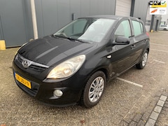 Hyundai i20 - 1.2i DynamicVersion / AIRCO / NAP / APK / BOEKJES / 5DRS / GOED ONDERHOUDEN / ZEER NETTE A