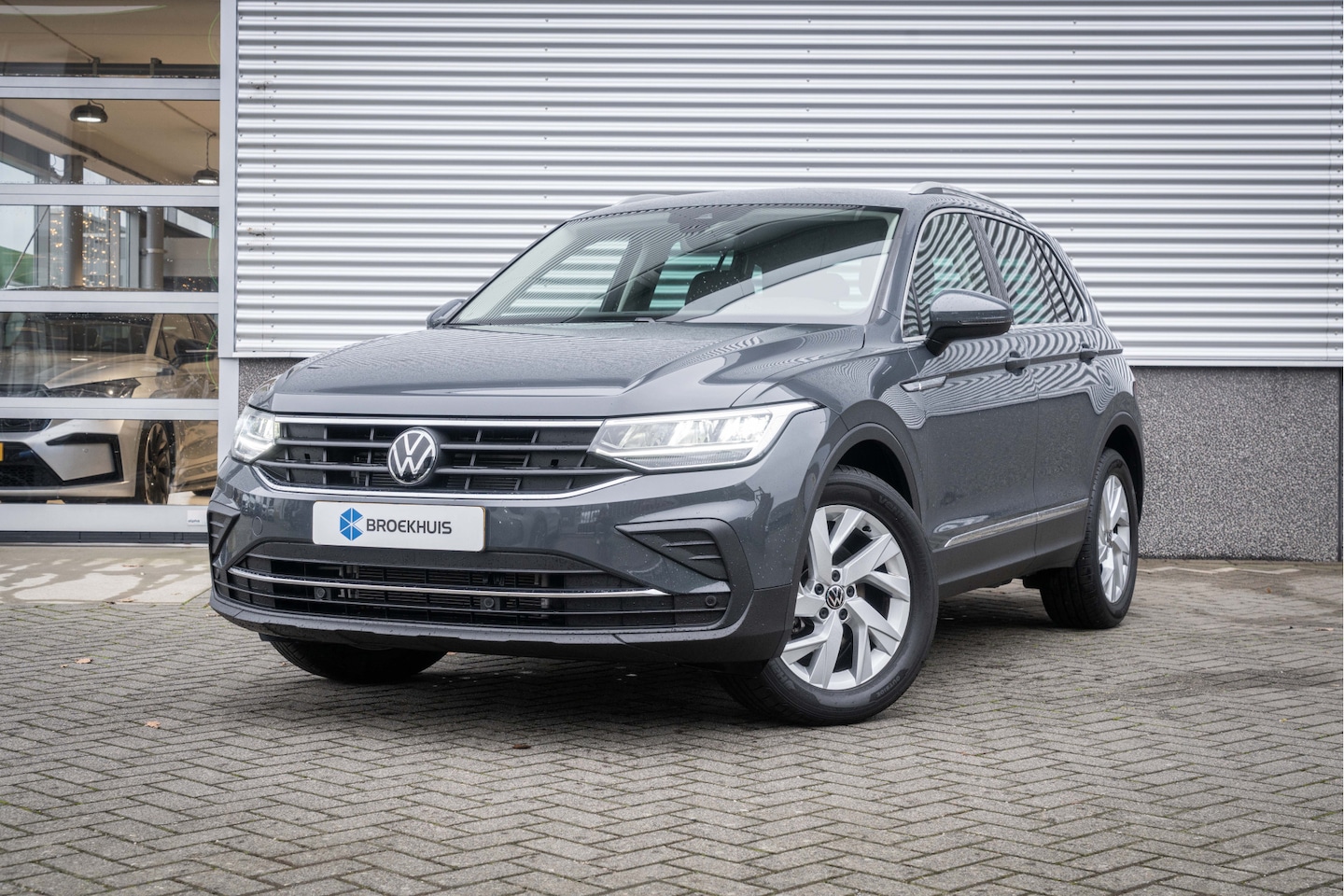 Volkswagen Tiguan - 1.5 TSI 150PK DSG Life| Camera| Ergo Active | digitaal Display | Trekhaak| Keyless - AutoWereld.nl