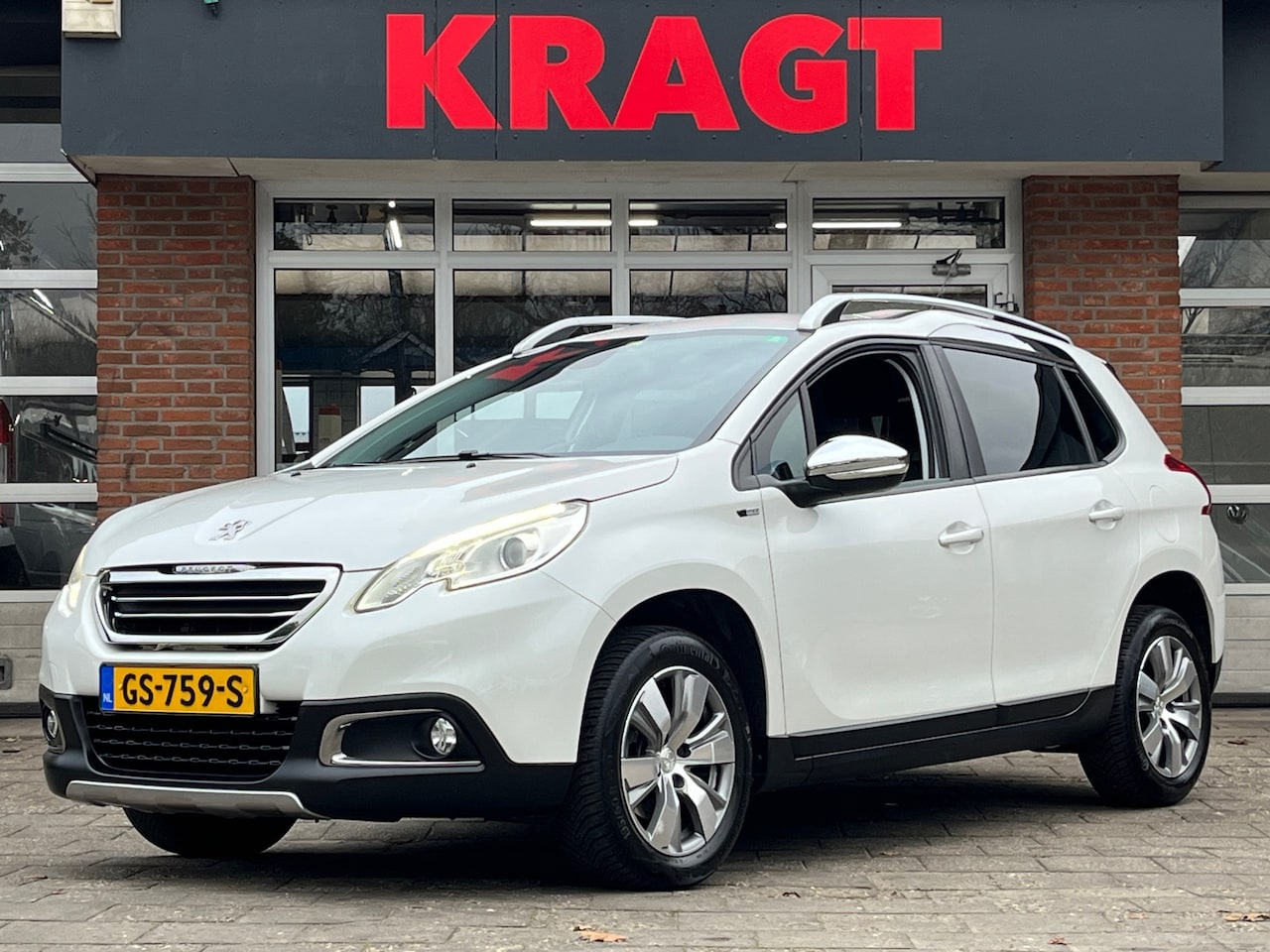 Peugeot 2008 - Style 1.2 110 pk - navi - climate - cruise - lichtmetaal - AutoWereld.nl