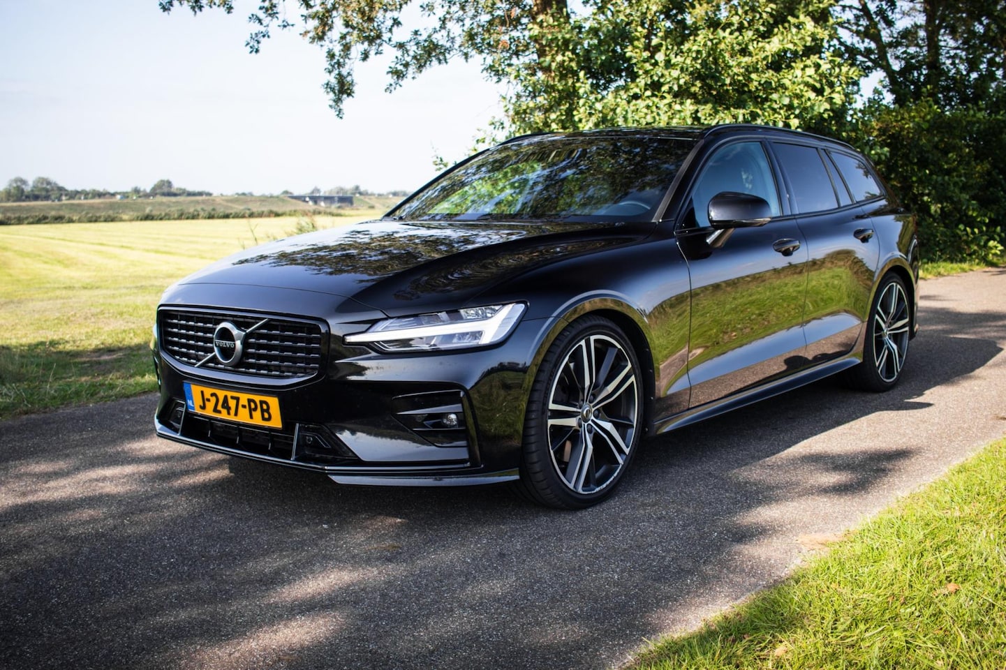 Volvo V60 - 2.0 B5 250pk R-Design | Elektr. trekhaak | 20'' - AutoWereld.nl