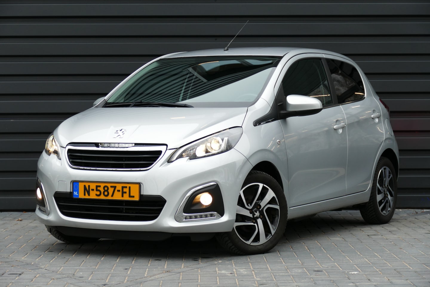 Peugeot 108 - 1.0 E-VTI 72PK 5-DRS ALLURE / NAVI / LED / CLIMA / 15"LMV / CAMERA / BLUETOOOTH / 2E EIGEN - AutoWereld.nl