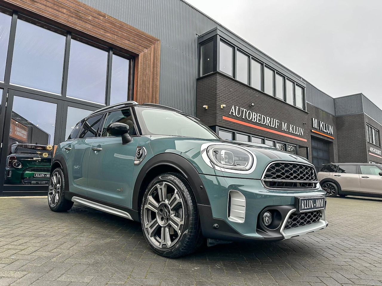 MINI Countryman - Mini 2.0 Cooper S E ALL4 MINI Yours 220pk Sage green/pano/lounge leer/led/19"/btw - AutoWereld.nl