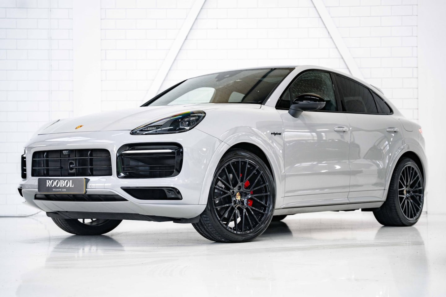 Porsche Cayenne Coupé - 3.0 E-Hybrid l Clanck Audio l Sport Design l Krijtgrijs - AutoWereld.nl