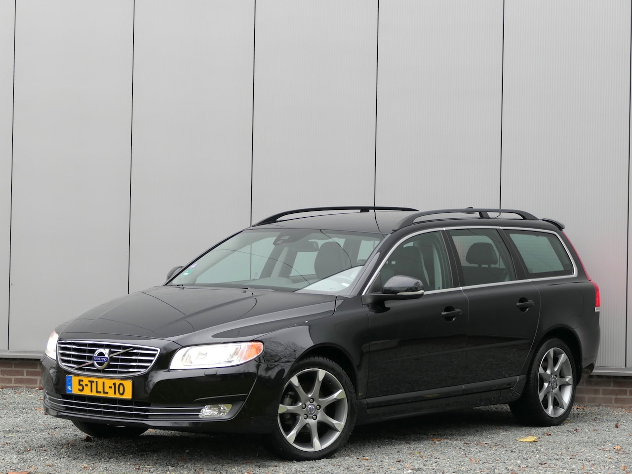 Volvo V70 - T4 Nordic+ Xenon / Navi / Trekhaak - AutoWereld.nl