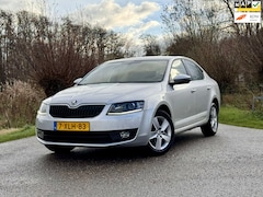 Skoda Octavia - 1.2 TSI Greentech Elegance Businessline 5DRS NAVI KEYLES ECC STOELVERWARMING NAP GOED ONDE