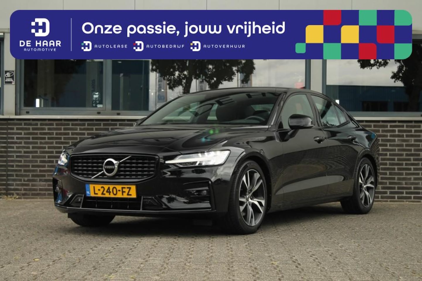 Volvo S60 - 2.0 B4 R-Design - Pilot assist - Stoelverwarming - Trekhaak - AutoWereld.nl