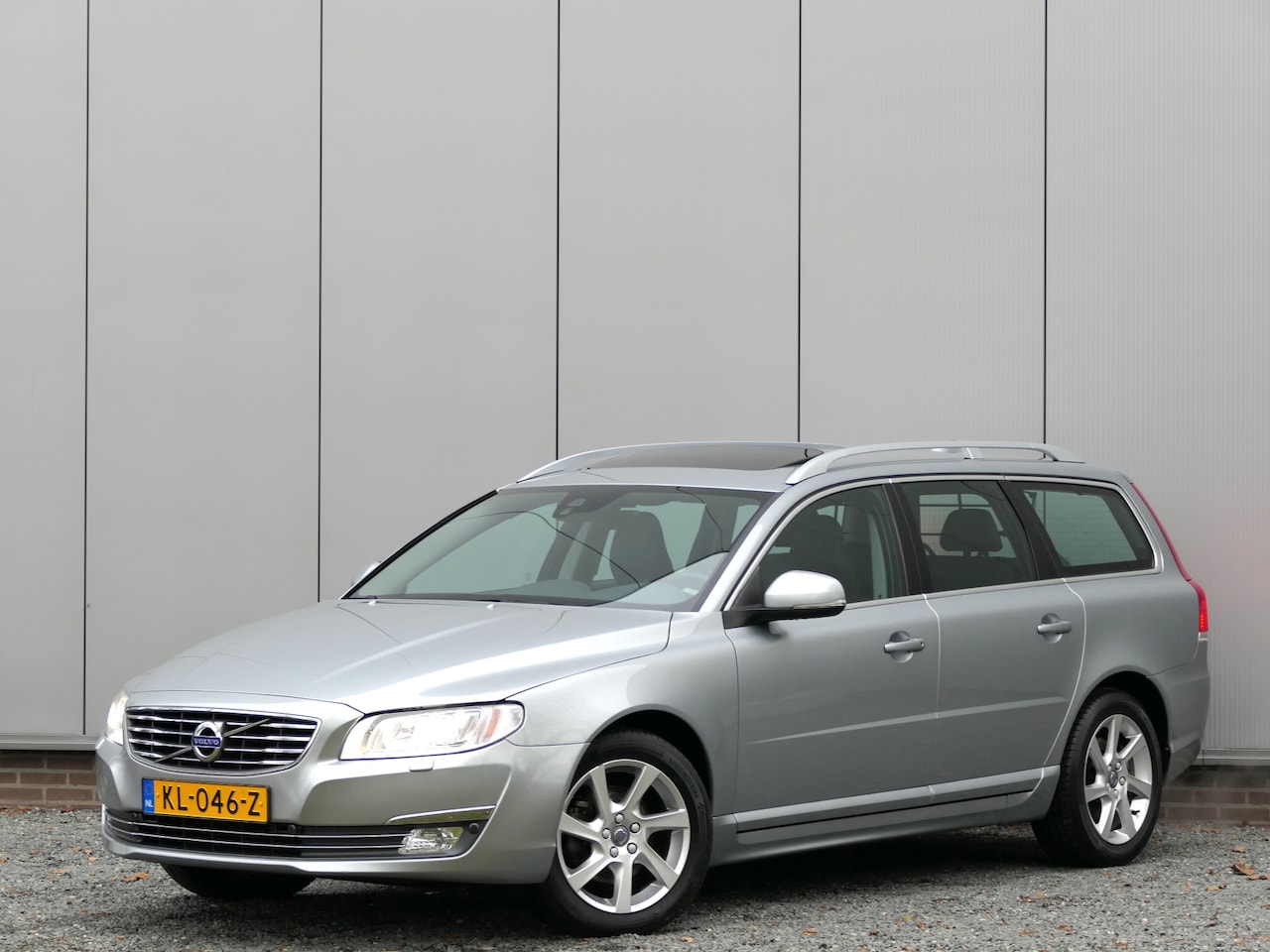 Volvo V70 - 2.0 T4 AUT Polar+ Schuifdak / Xenon / Leer / Trekhaak / Standkachel - AutoWereld.nl