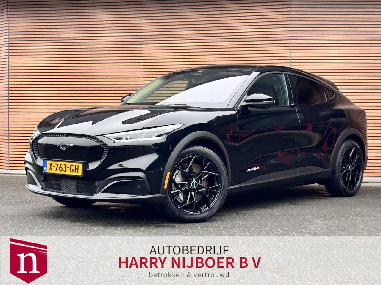 Ford Mustang Mach-E - RWD 75 kWh nwe 4 seasonbanden + LM 20" / Trekhaak / Panoramadak - AutoWereld.nl