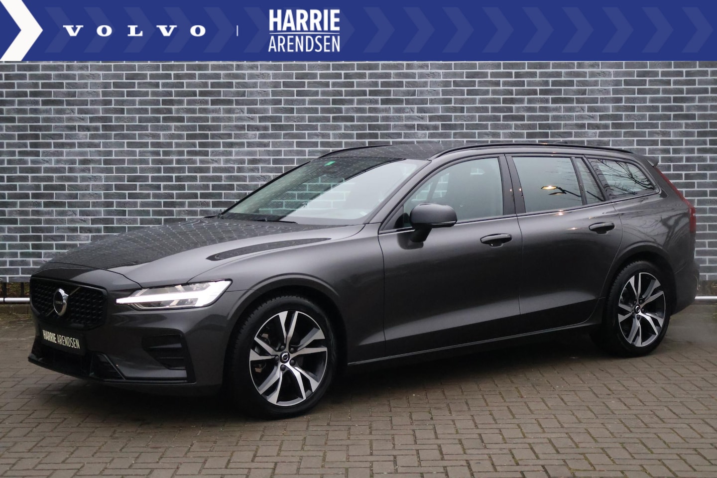 Volvo V60 - 2.0 B4 Plus Dark | elektr. stoelen incl. geheugen | Trekhaak | Stoelverwarming | Achteruit - AutoWereld.nl