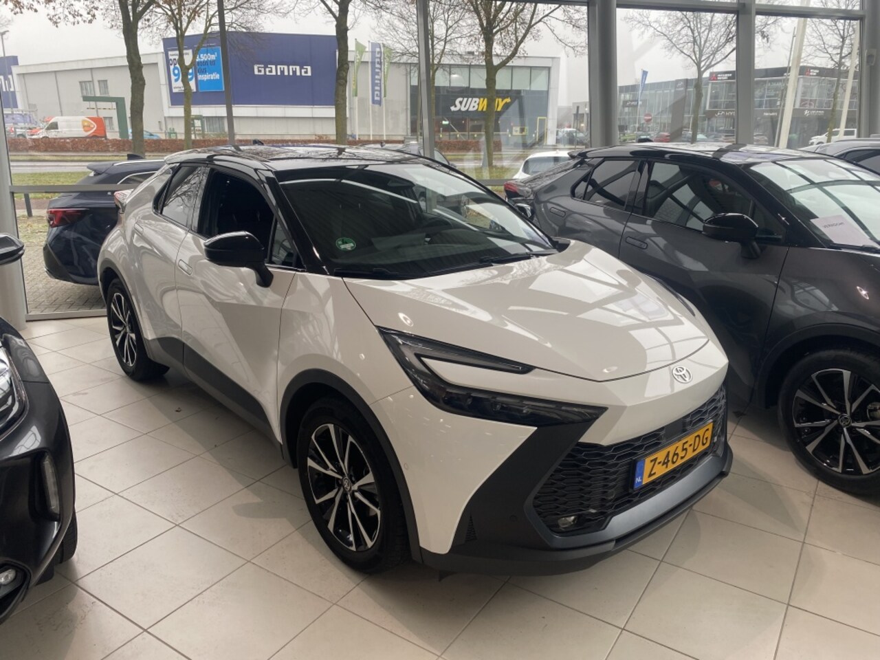 Toyota C-HR - 2.0 Hybrid 200 First ed Bi-tone BSM El.klep 360gr camera - AutoWereld.nl