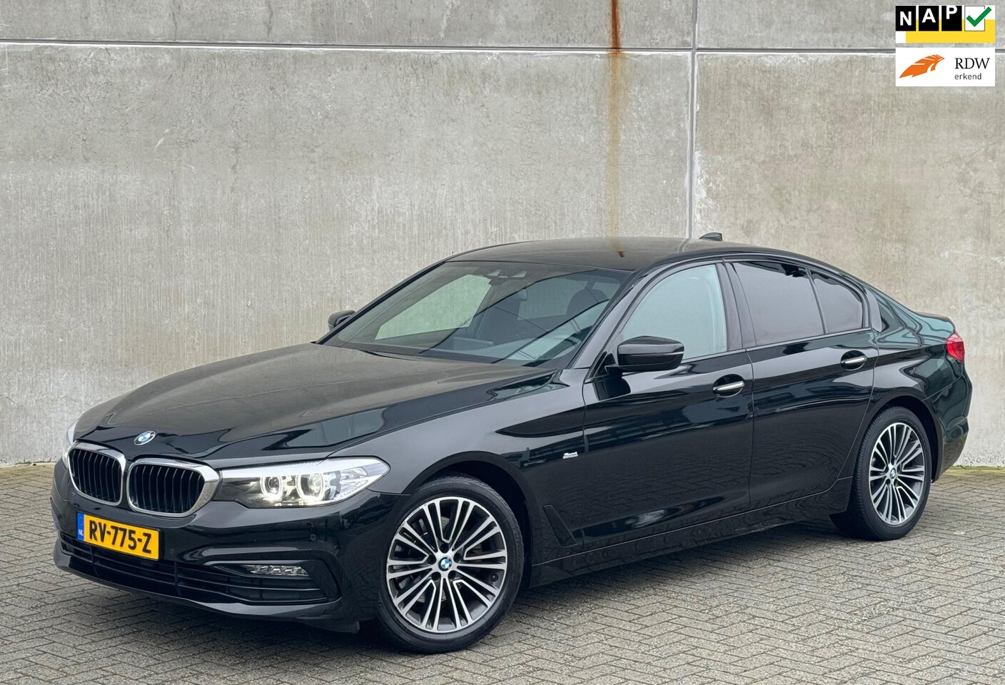 BMW 5-serie - 520i Sport 184pk AUT 2018 Zwart XENON|NAP - AutoWereld.nl