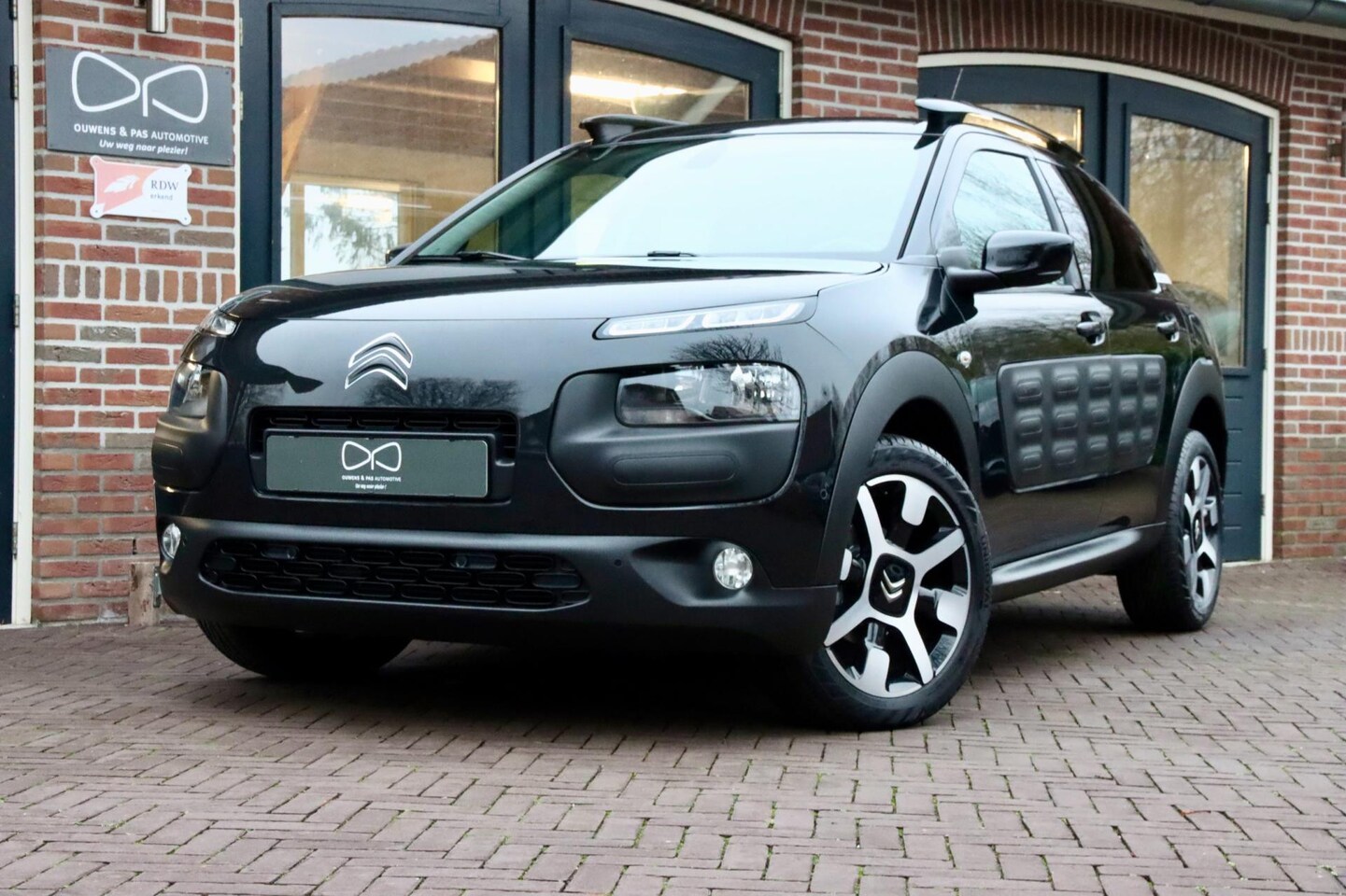 Citroën C4 Cactus - 1.2 PureTech Shine | PANORAMA | NIEUWE DISTRIBUTIE | NAVIGATIE | CRUISE - AutoWereld.nl