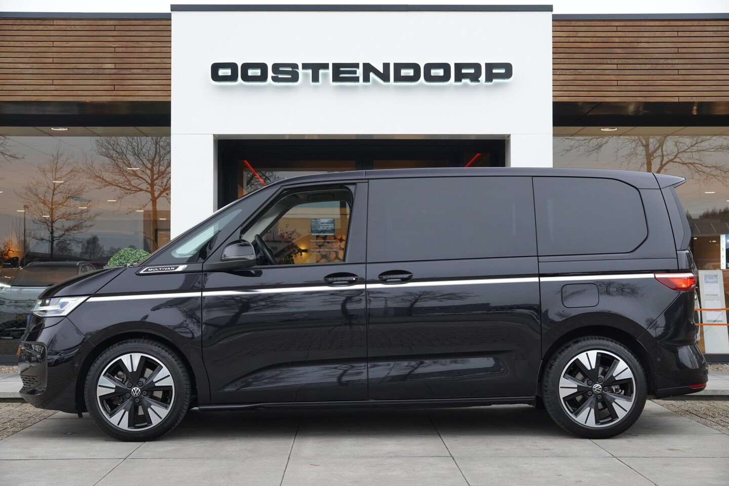 Volkswagen Multivan - 1.4eHybrid/218pk L1H1 7p. Style|2023|Pano|El. schuifdeuren|19" LMV|Head-up|Cruise+ACC|Blin - AutoWereld.nl