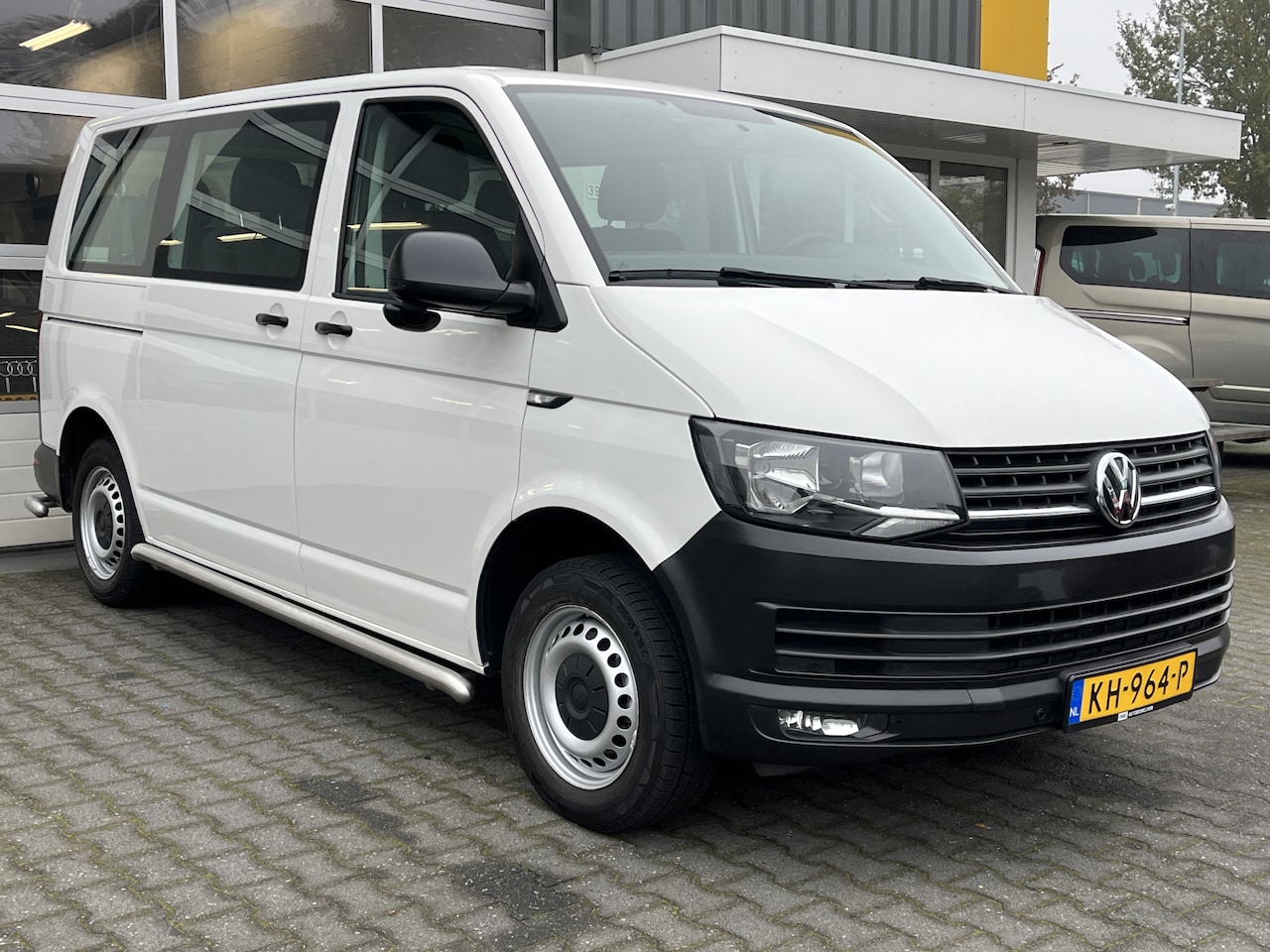 Volkswagen Transporter Kombi - 8-persoons 2.0 TDI DSG Automaat L1H1 BTW en BPM vrij Airco Cruise control Trekhaak PDC 1e - AutoWereld.nl