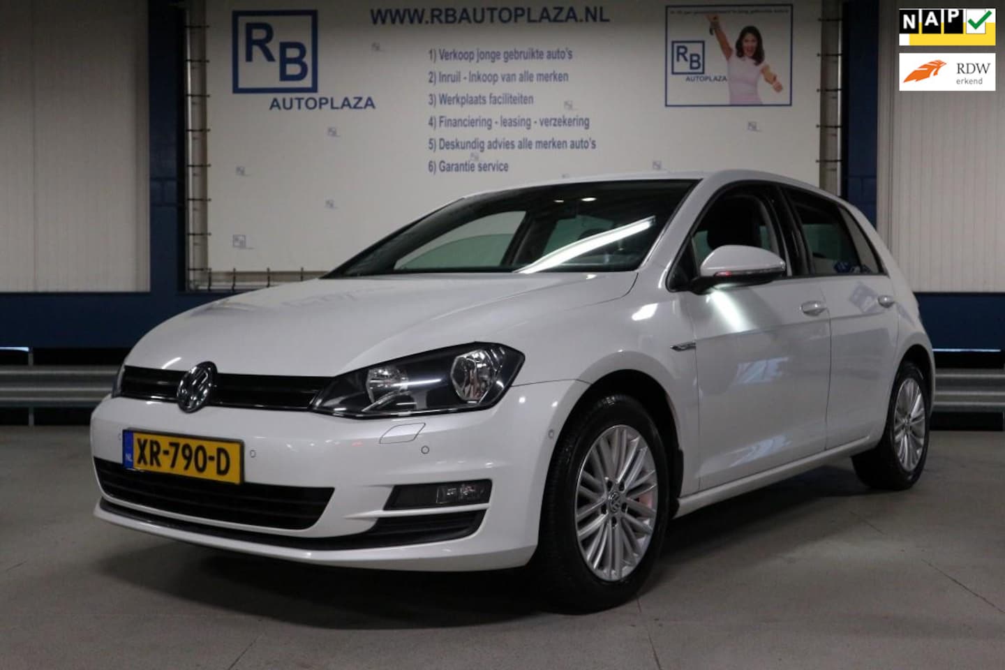 Volkswagen Golf - 1.2 TSI CUP / VELG / INPARK FUNCTIE / WHITE EDIT ! ! ! - AutoWereld.nl