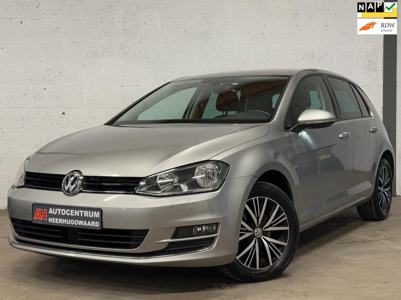 Volkswagen Golf - 1.2 TSI Highline Allstar Navi|Cruise|Clima|Dealer Onderhouden !! - AutoWereld.nl