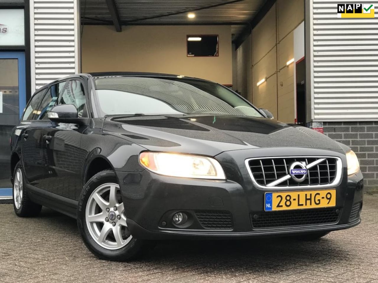 Volvo V70 - 2.5T Kinetic LEER|AUTOMAAT|NAVI PDC - AutoWereld.nl