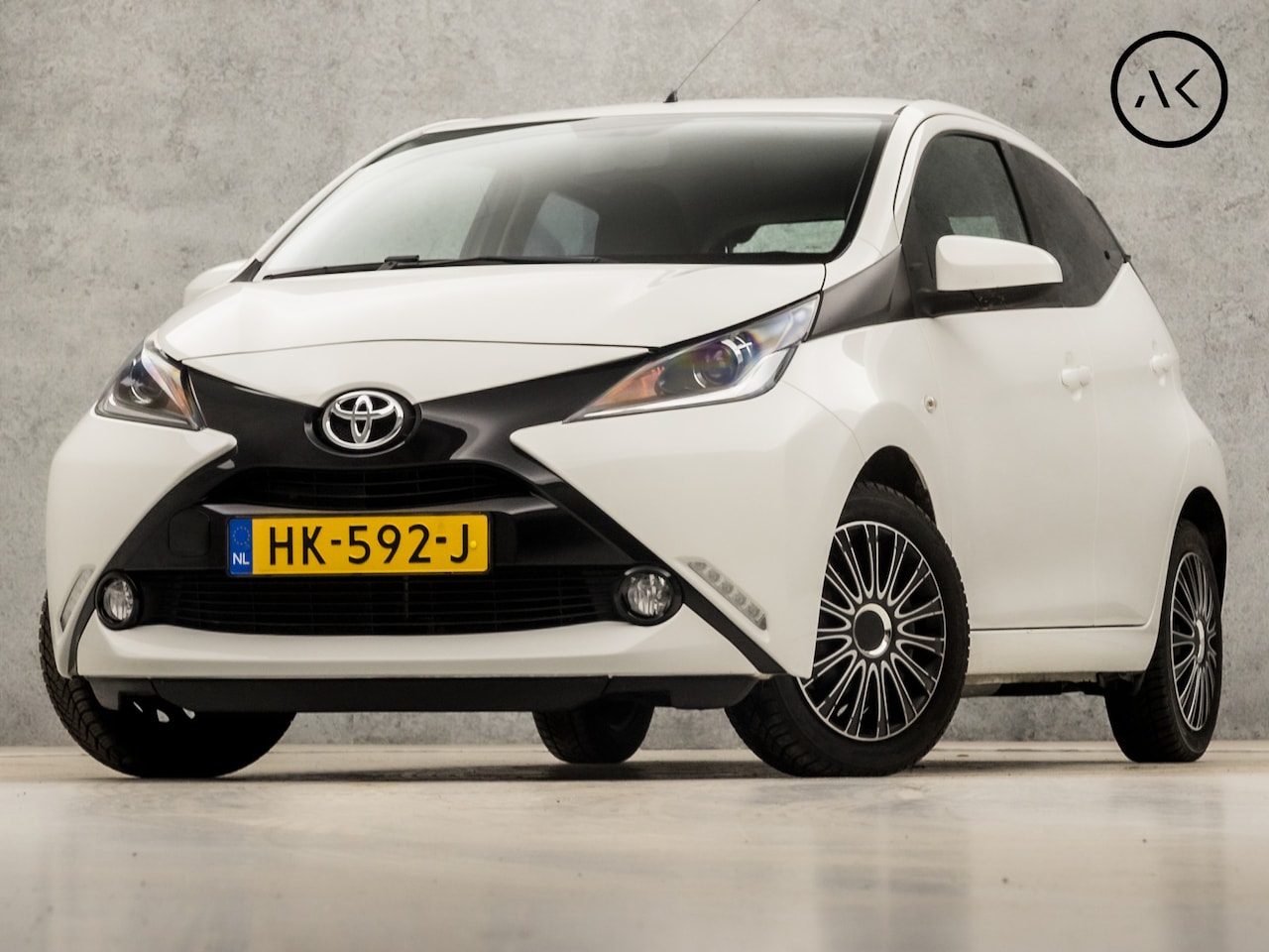 Toyota Aygo - 1.0 VVT-i x-play (NAP, SCHERM, CAMERA, BLUETOOTH, GETINT GLAS, SPORTSTOELEN, XENON, CRUISE - AutoWereld.nl