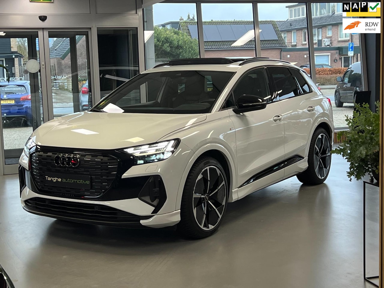 Audi Q4 e-tron - 40 S Competition|Ruitjesleer|Panodak|ACC|Black Optiek | - AutoWereld.nl