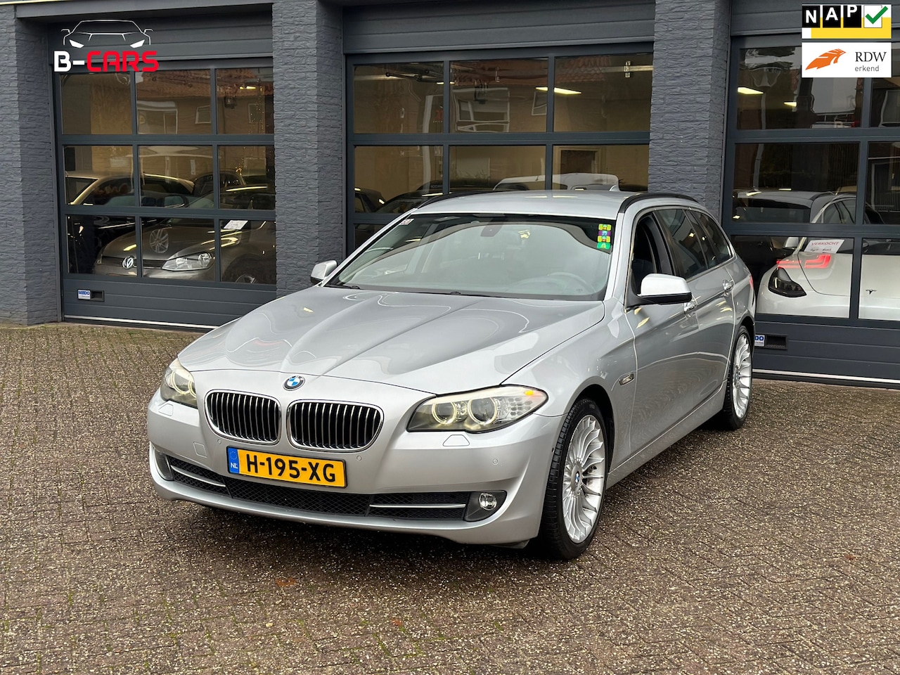 BMW 5-serie Touring - 523i High Executive 360CAM|LEER|TRKHAAK|ALPINA|XENON - AutoWereld.nl