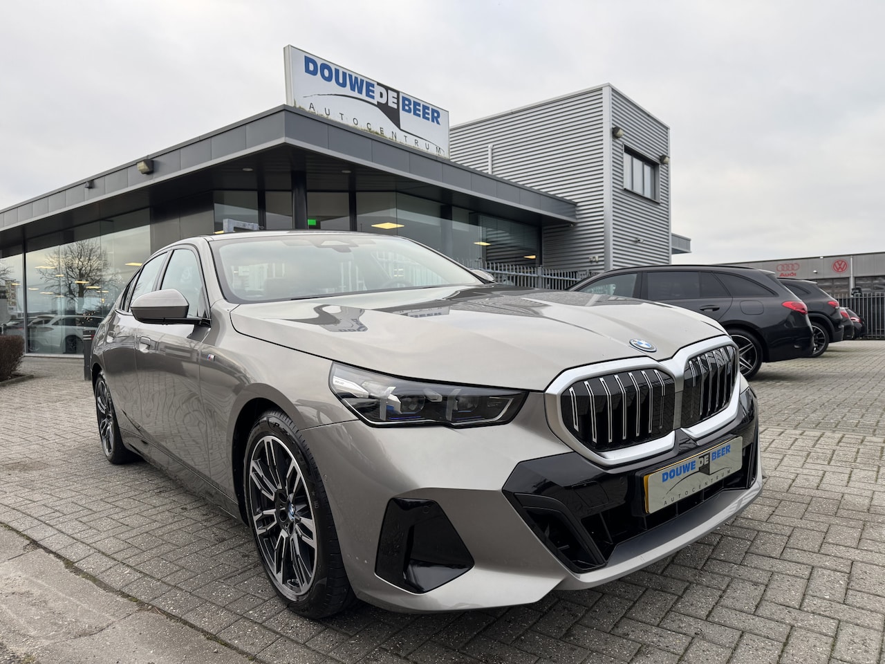 BMW i5 - eDrive40 M sport 84 kWh Trekhaak | Driving Assistant Plus | Harman-Kardon | Stuur en Stoel - AutoWereld.nl