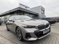 BMW i5 - eDrive40 M sport 84 kWh Trekhaak | Driving Assistant Plus | Harman-Kardon | Stuur en Stoel