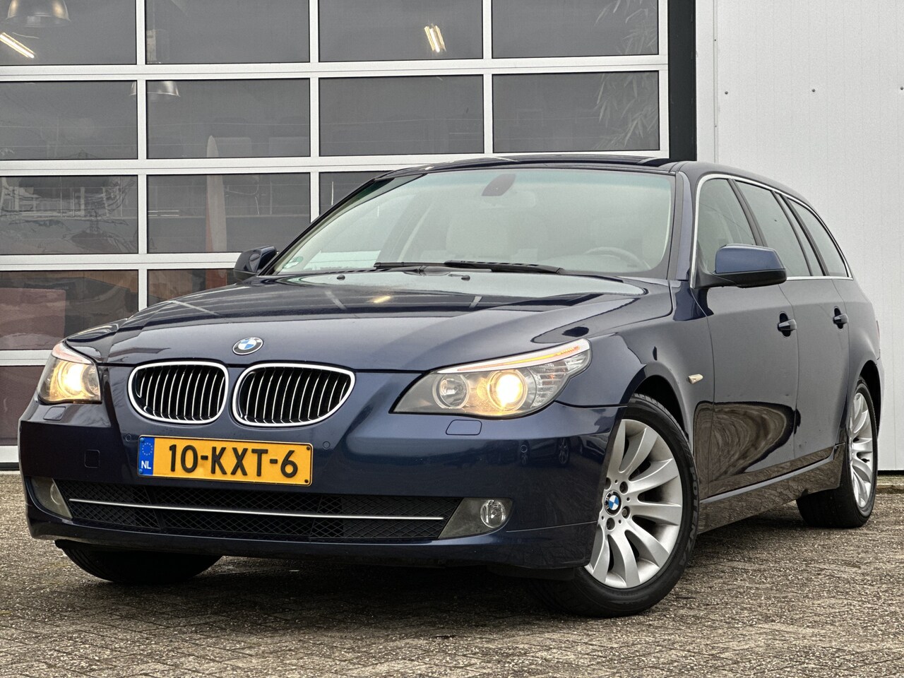 BMW 5-serie Touring - 523i High Executive 190pk | Bi-Xenon | Lederen Bekleding | Luchtvering | PDC voor + achter - AutoWereld.nl