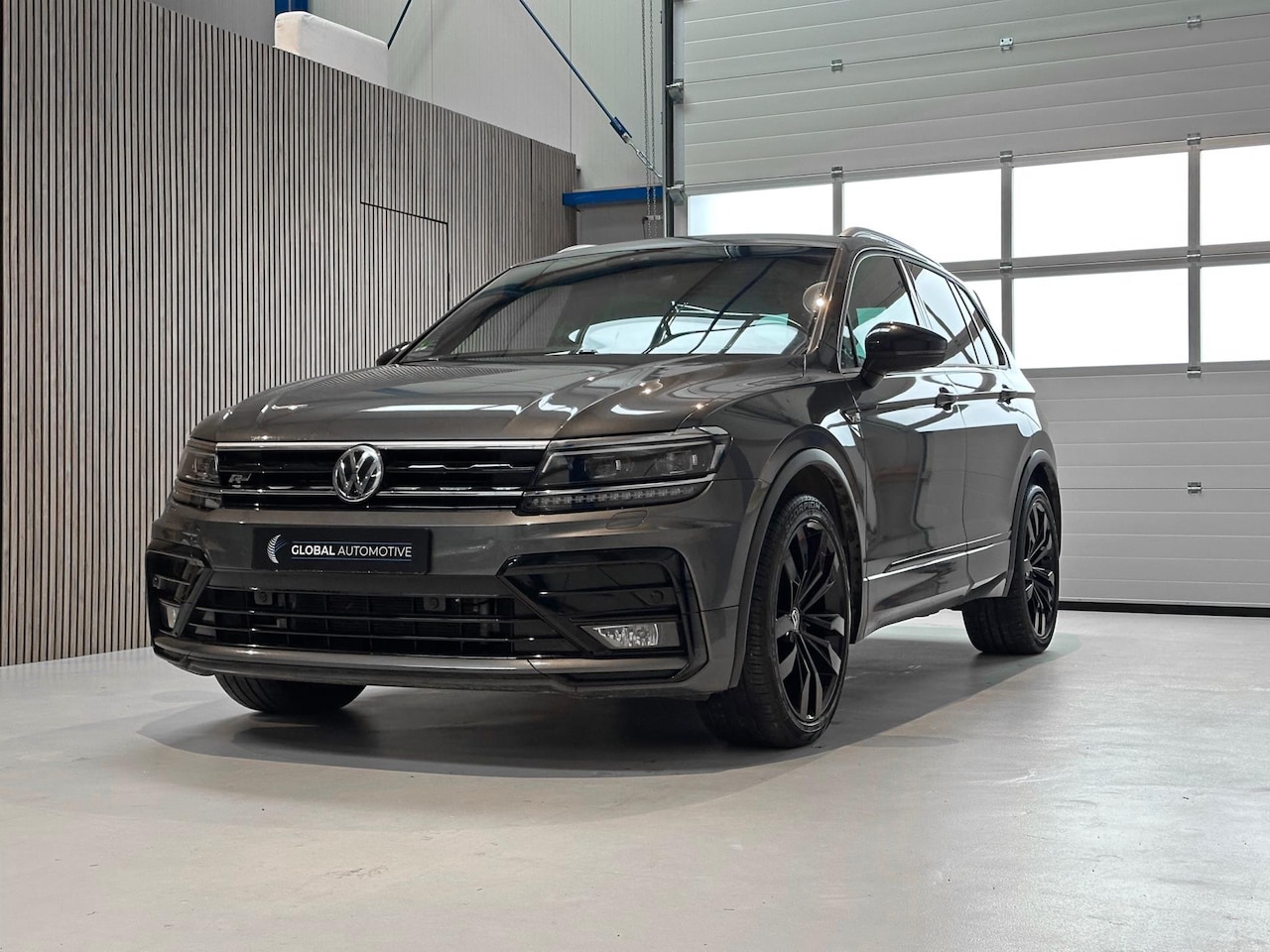 Volkswagen Tiguan - 2.0 TSI 4Motion R- LINE - 20'' - R LINE INTERIEUR - VIRTUAL COCKPIT - AutoWereld.nl