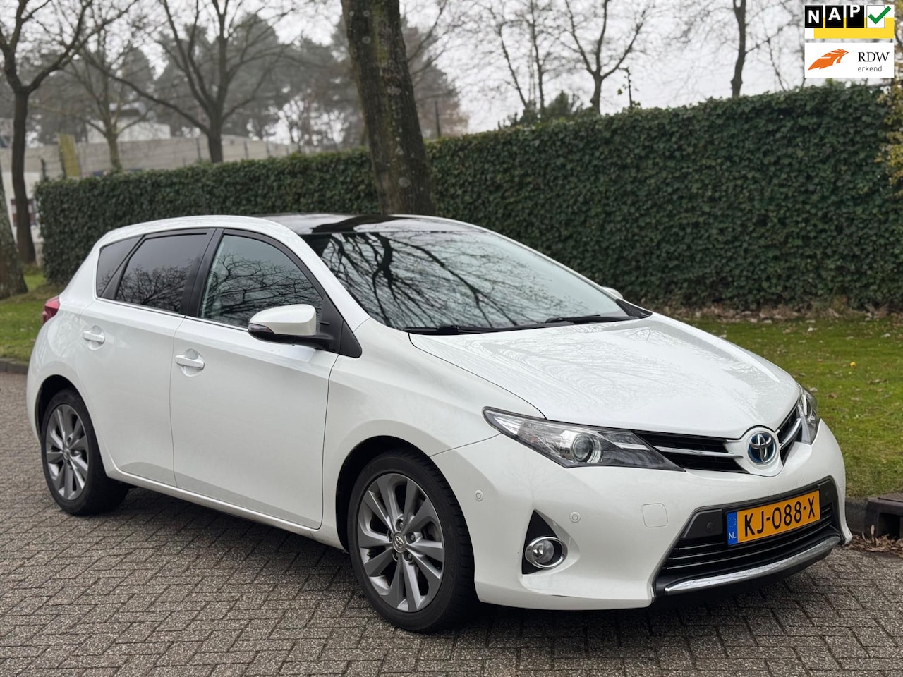 Toyota Auris - 1.8 Hybrid Lease Pro Pano | Led | Navi | Keyless | Camera - AutoWereld.nl