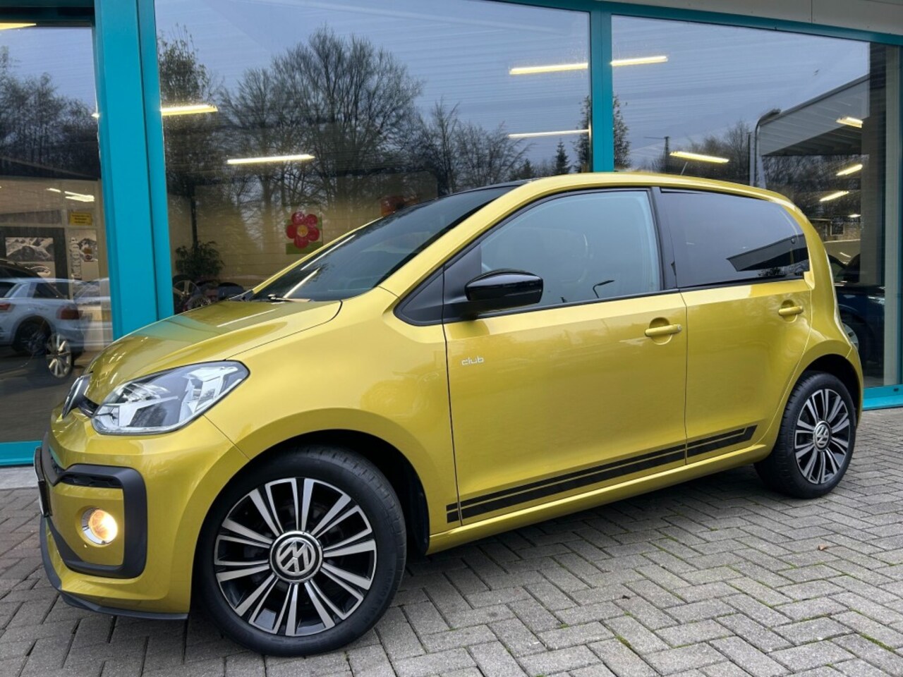 Volkswagen Up! - 1.0 TSI 90pk CLUB Climate, LED, Cruise, PDC, 16Inch - AutoWereld.nl