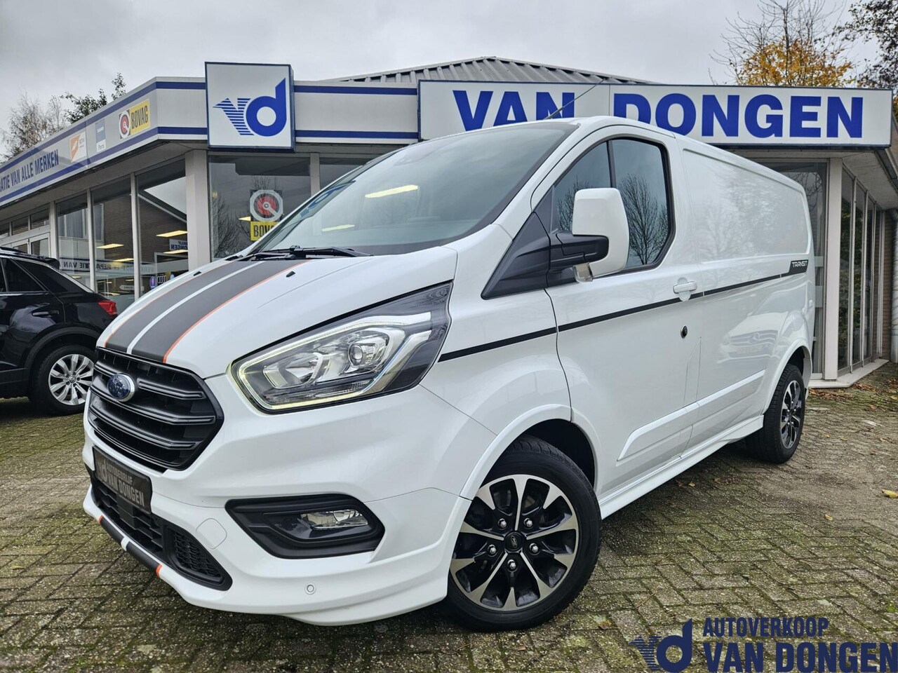 Ford Transit Custom - 310 2.0 TDCI L1H1 Sport | Automaat | 170 PK / Trekhaak | 2023 - AutoWereld.nl