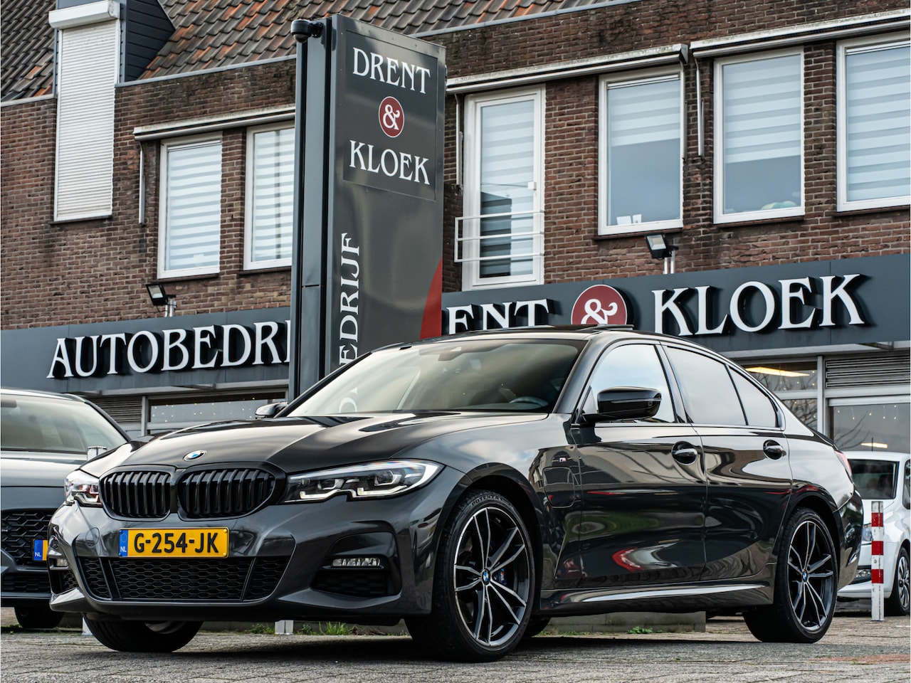 BMW 3-serie - 330e eDrive M-Sport ORG NL PANO 19 INCH SHADOW LINE APPLE CARPLAY 158000KM!! - AutoWereld.nl