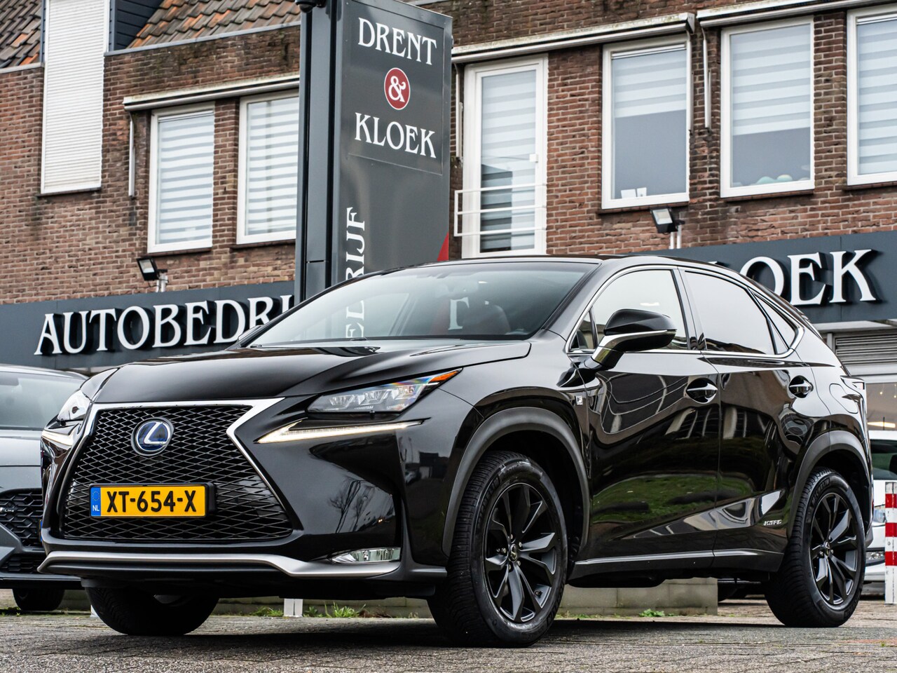 Lexus NX - 300h AWD F Sport Line PANO CAMERA TREKHAAK 18 INCH LEDER STOELVERW 124000KM!! - AutoWereld.nl