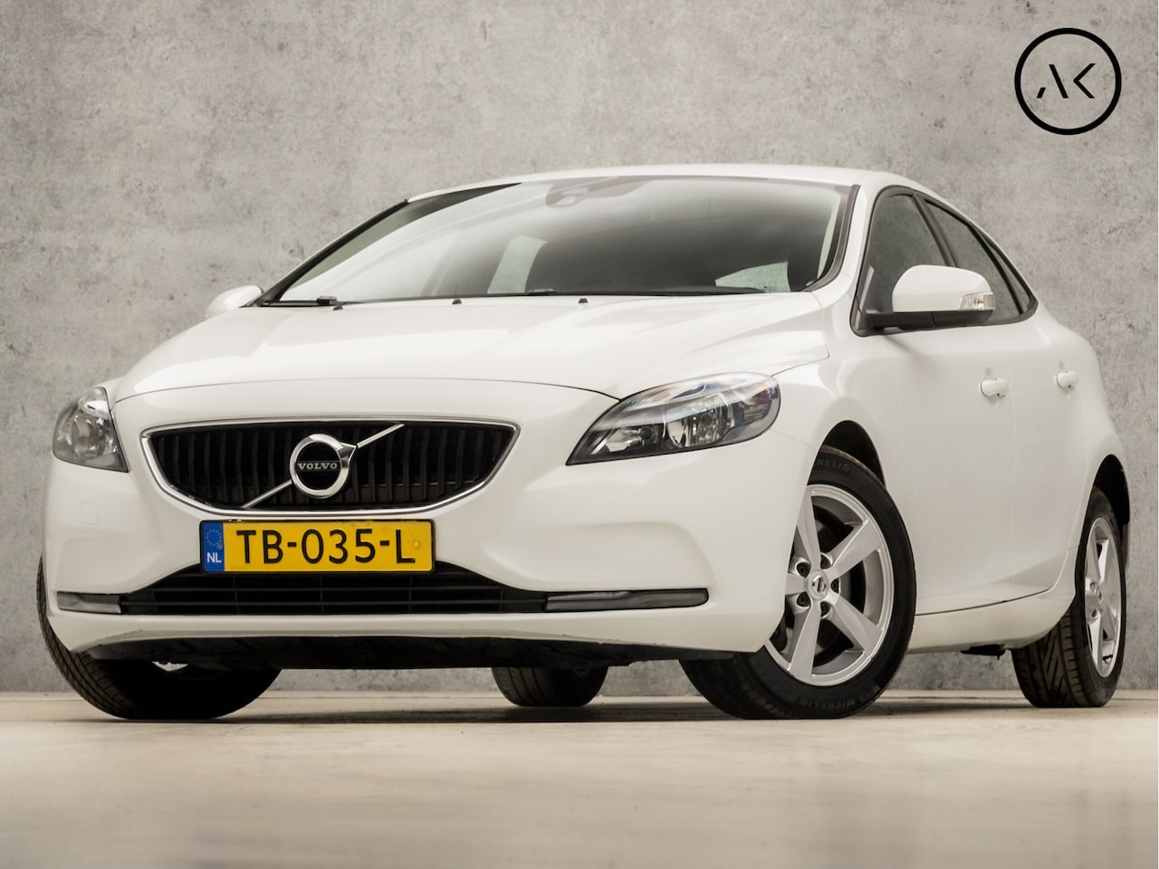 Volvo V40 - 1.5 T2 Sport Automaat (NAVIGATIE, CLIMATE, CAMERA, DIGITAL COCKPIT, SPORTSTOELEN, PARKEERS - AutoWereld.nl