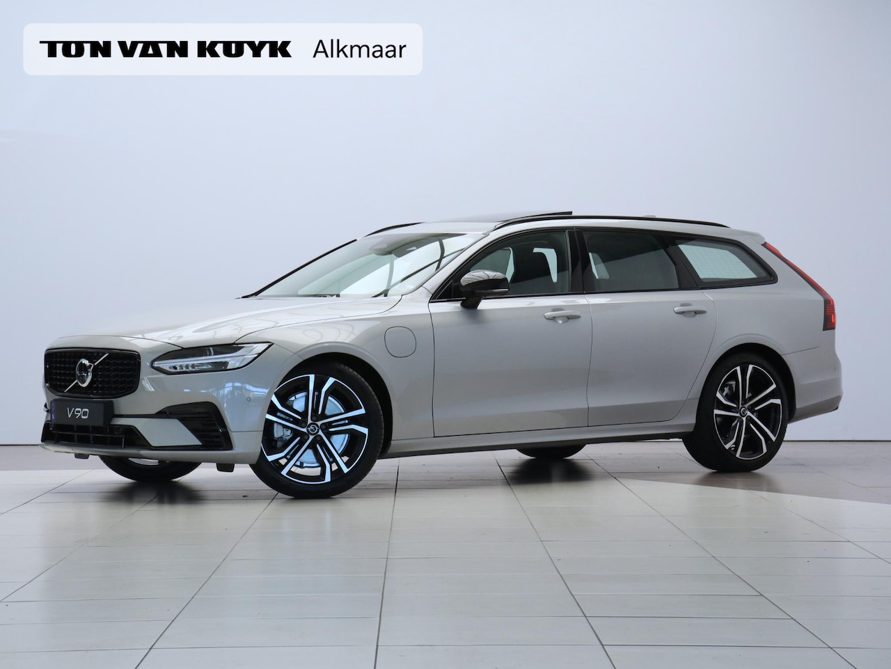 Volvo V90 - T6 AWD Recharge Plus Dark / Pan. dak / Luchtvering / 20” / 360 camera / Alarm - AutoWereld.nl