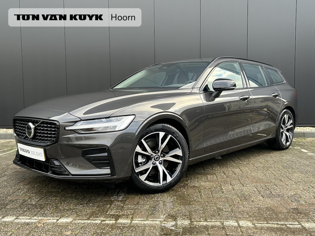 Volvo V60 - 2.0 B4 Plus Dark leer park assist climate line 2 elektrische stoelen keyless trekhaak - AutoWereld.nl