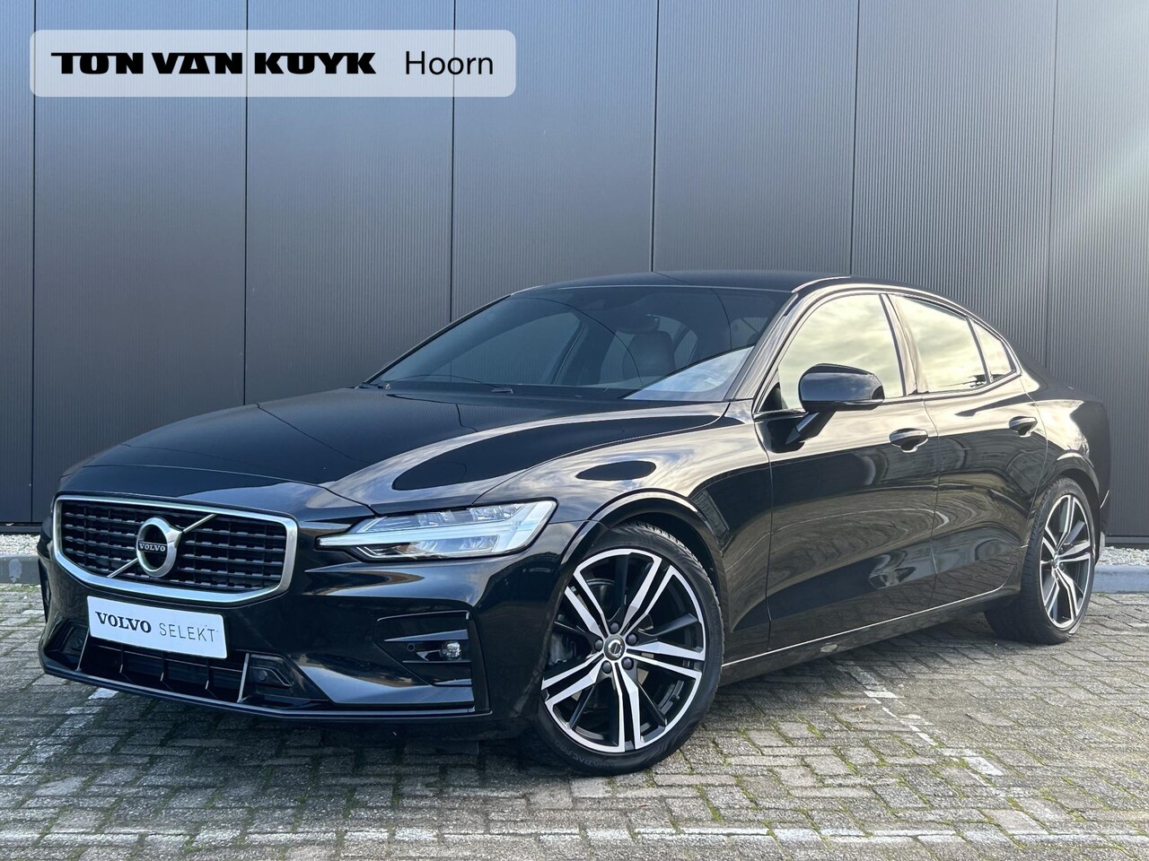 Volvo S60 - 2.0 T4 R-Design / 19 inch / Allseason / Apple CarPlay / Intellisafe / - AutoWereld.nl