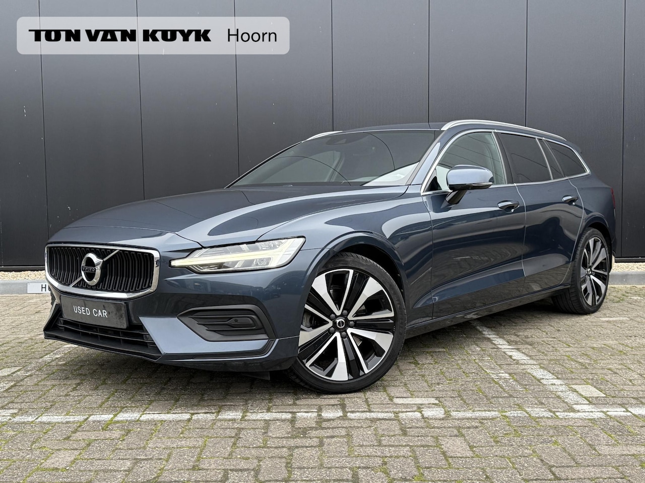 Volvo V60 - 2.0 T4 Momentum Pro Panorama dak / leder / Adaptieve Cruise control / BLIS / Parkeercamera - AutoWereld.nl