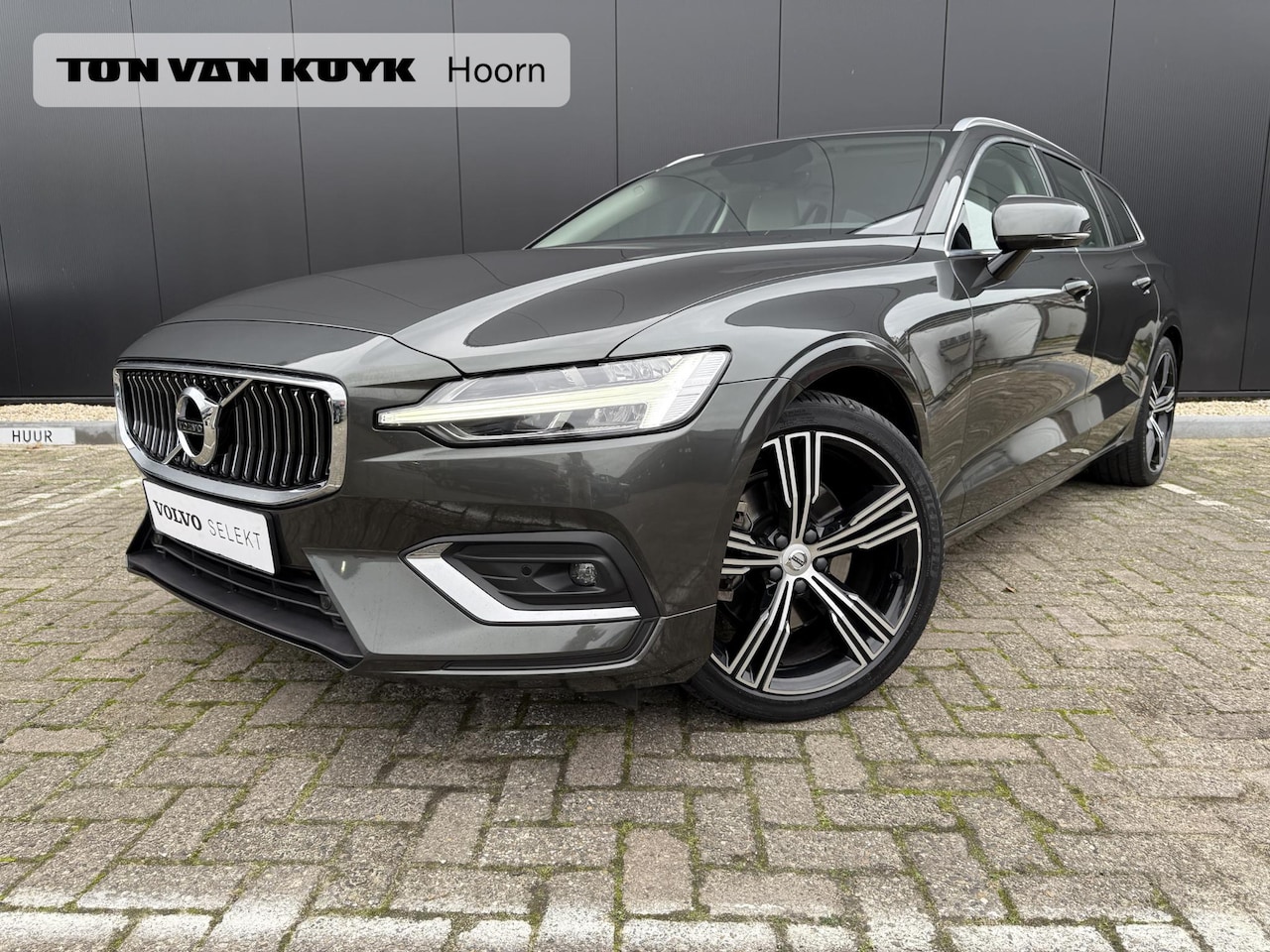 Volvo V60 - 2.0 B4 Inscription Intellisafe  Harman Kardon park assist climate line 19 inch Blond leder - AutoWereld.nl