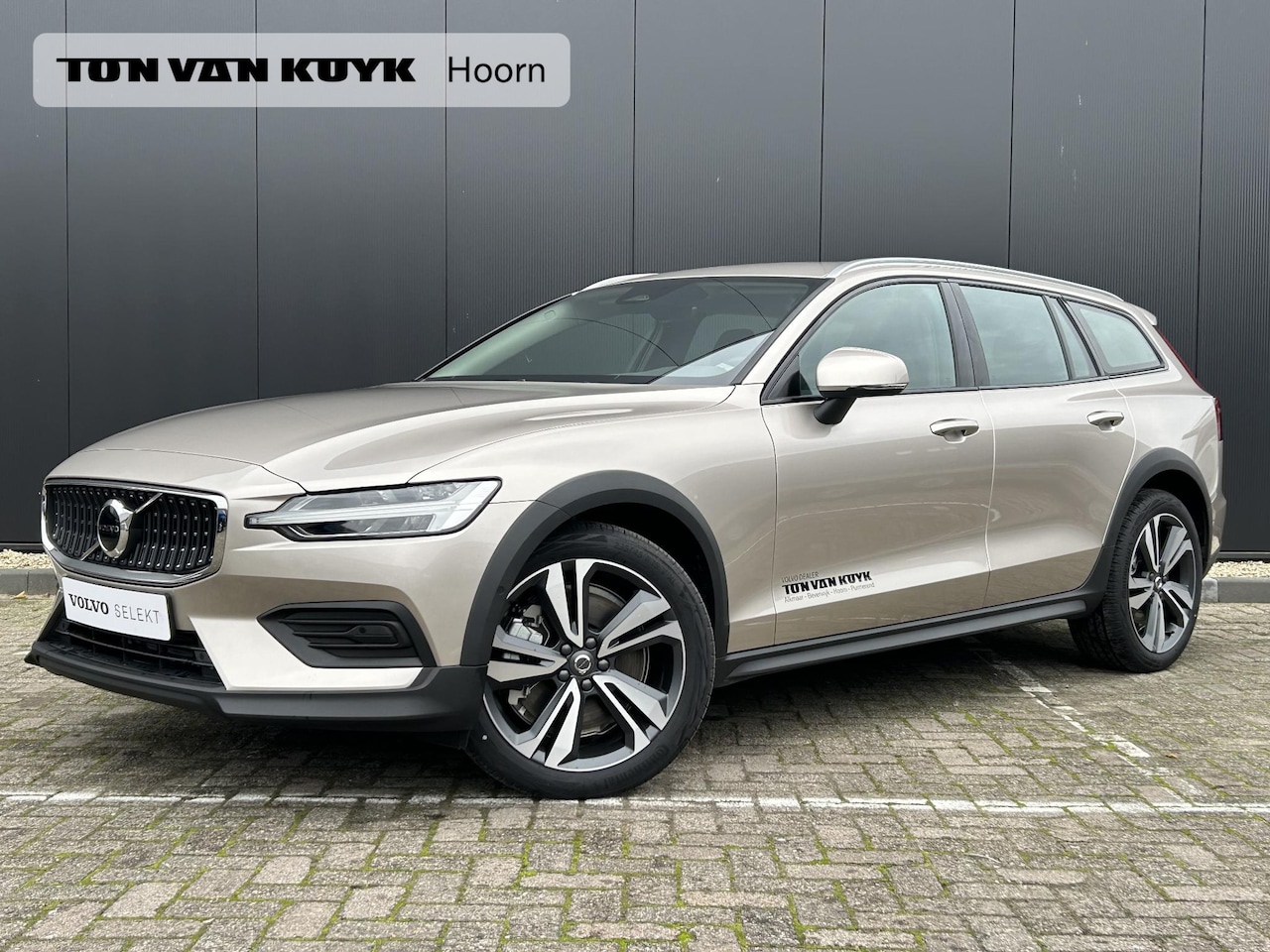 Volvo V60 Cross Country - 2.0 B5 AWD Plus Climate Intalisafe 19 inch Harman Kardon Keyless - AutoWereld.nl