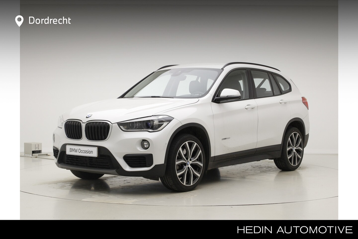 BMW X1 - sDrive20i Executive | Leder | Stoelverwarming | LED Koplampen | 19" | 25.000 km!!! - AutoWereld.nl