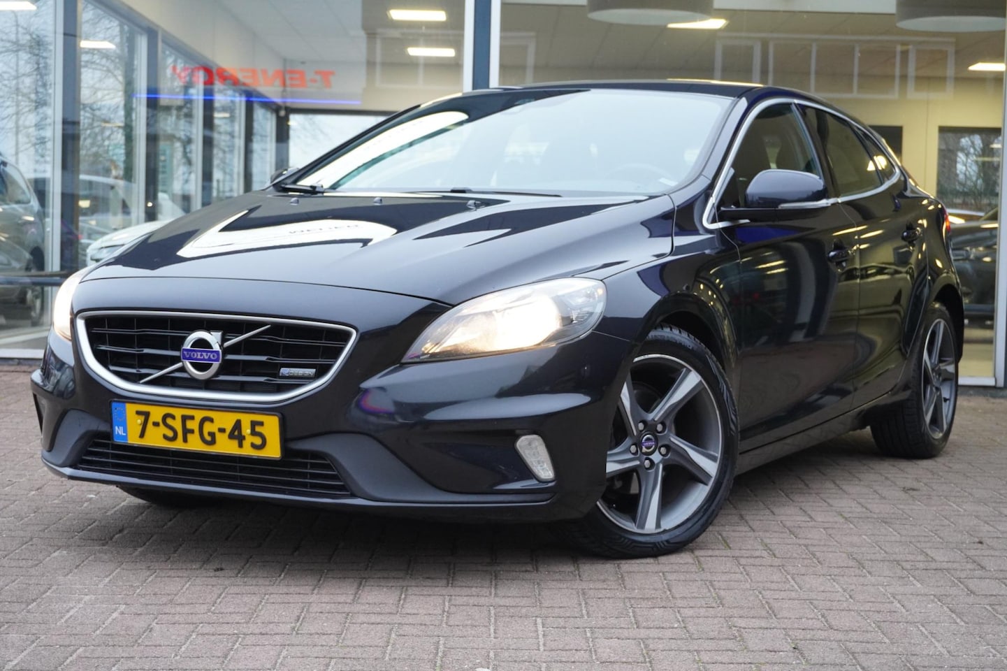 Volvo V40 - 1.6 D2 R-Design | 5deurs | Airco | Elek. Pakket | Vol opties | Lm velgen | PDC | Inruil mo - AutoWereld.nl