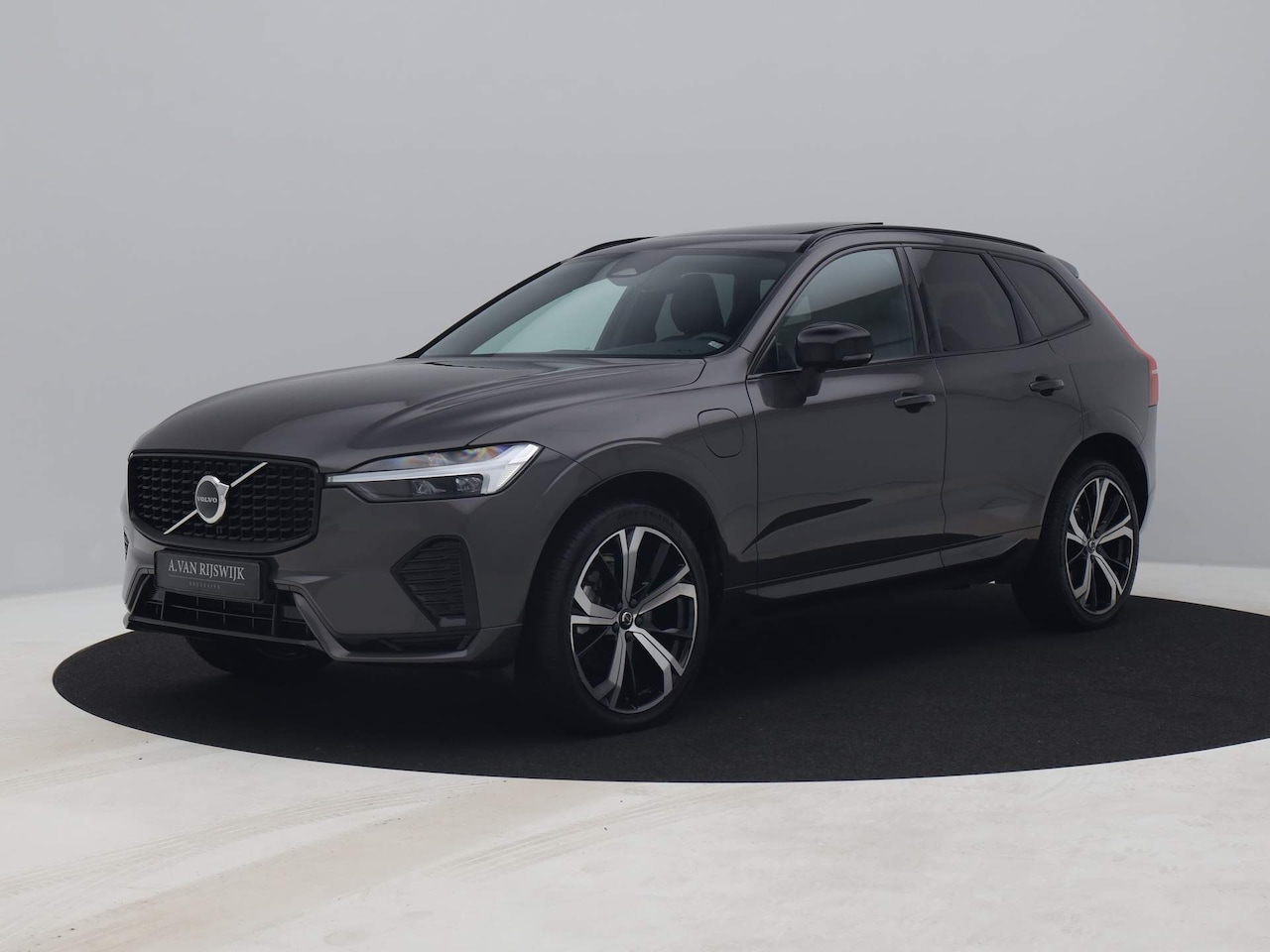 Volvo XC60 - 2.0 Recharge T6 AWD R-Design | PANO | ADAPTIVE | STOEL- EN STUURVERW. | FACELIFT - AutoWereld.nl