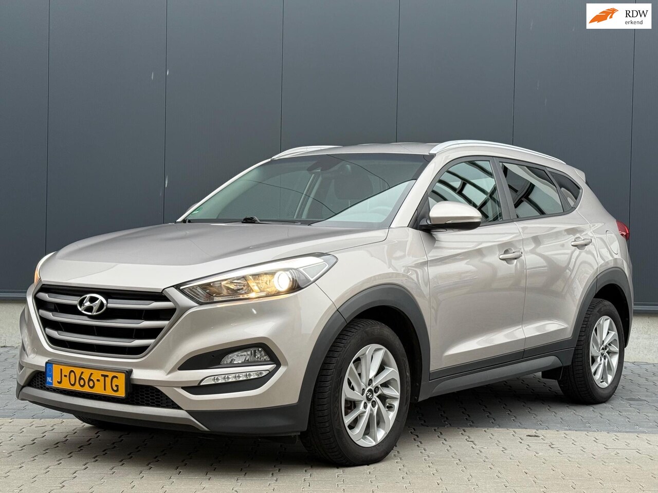 Hyundai Tucson - 1.6 T-GDi Comfort 4WD | Dode hoek detectie | Extra zomerwielen | Stoel- en Stuurwielverwar - AutoWereld.nl